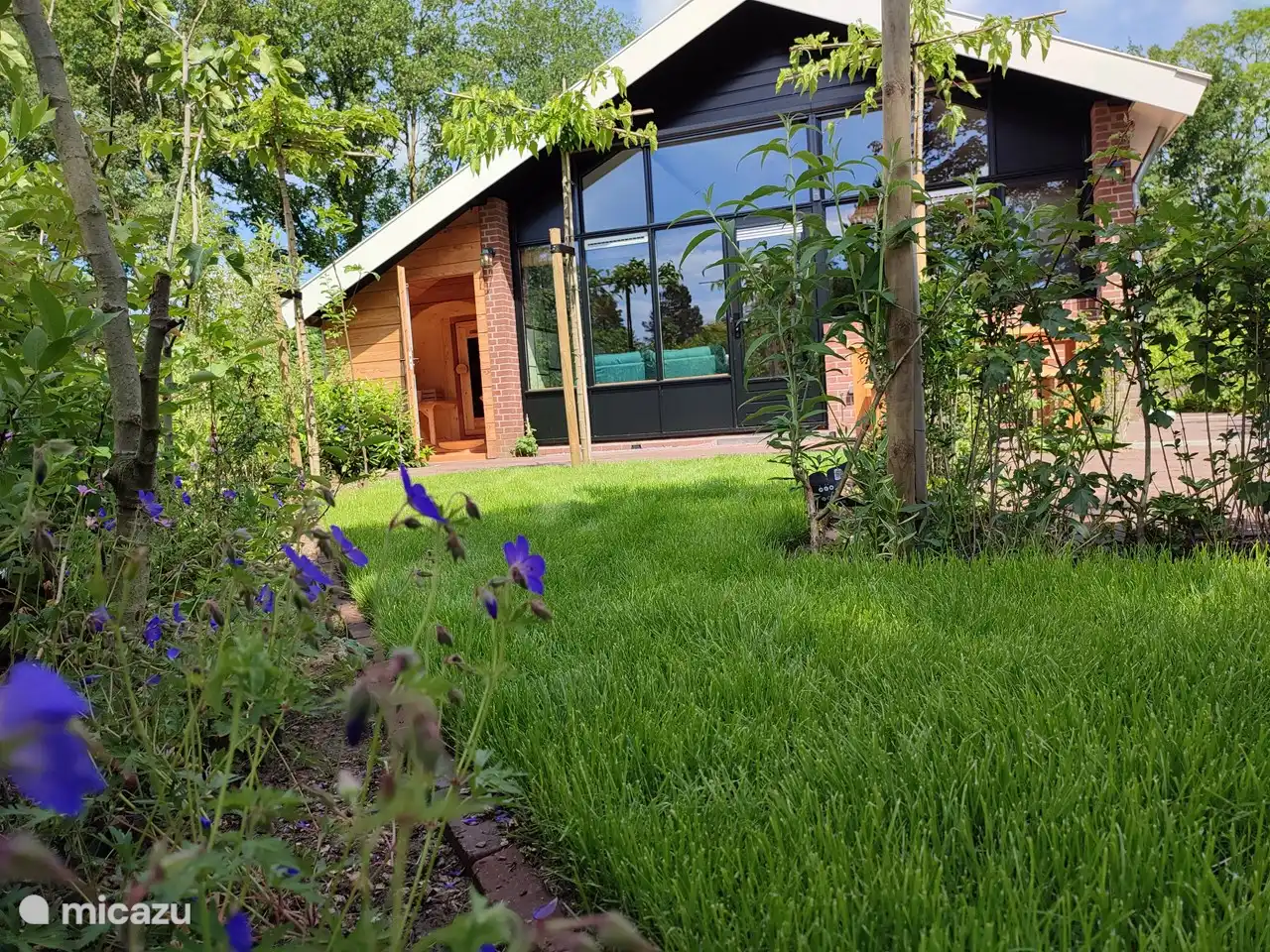 Was für eine angenehme Aussicht. Links an der schrägen Seite befindet sich der Eingang zur Sauna