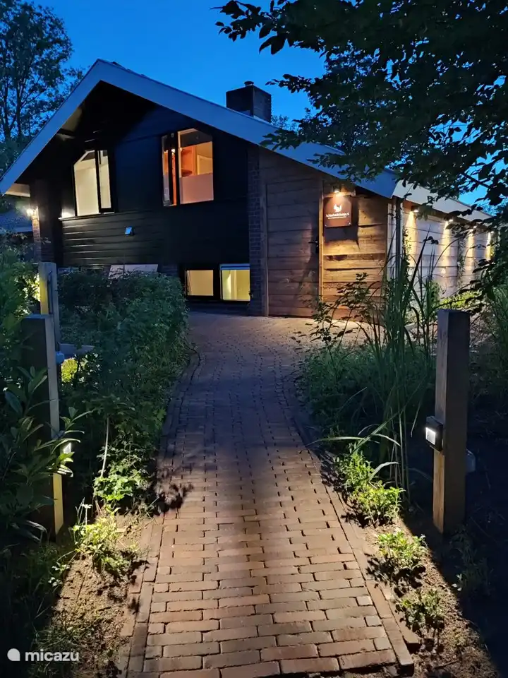 Nur ein paar Bilder in der Nacht. Wir haben überall super stimmungsvolle Lichter.