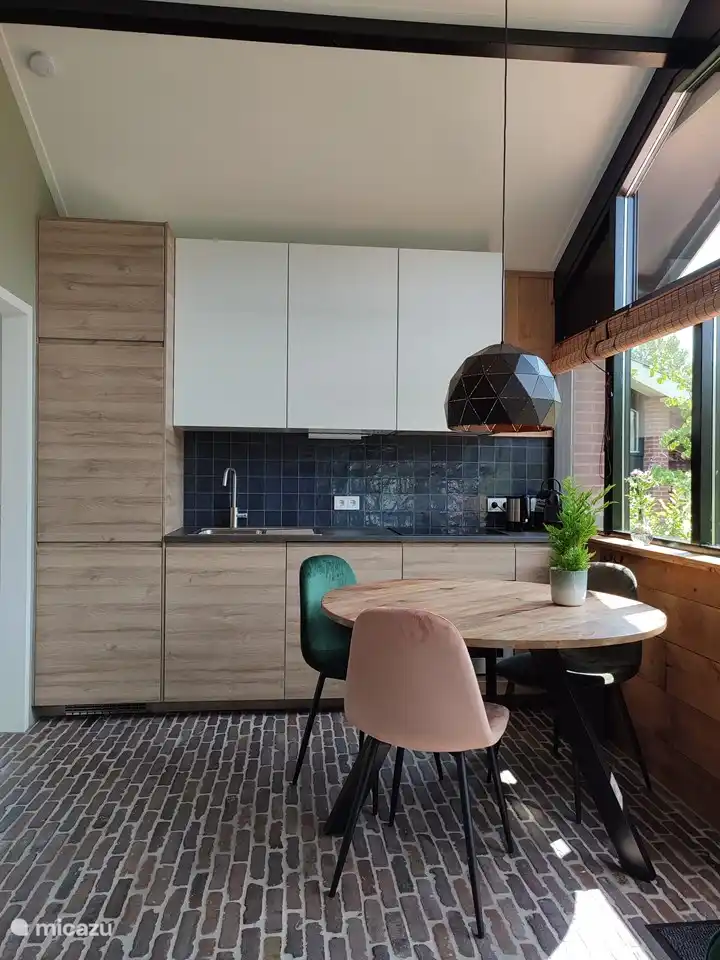 Die Küche ist komplett ausgestattet. Backofen, Geschirrspüler, Kühlschrank mit Gefrierfach. Die Geschirrspültabs und Küchenwäsche stellen wir zur Verfügung. Nun, eigentlich ist in dieser Küche alles vorhanden. Kostenlos zu verwenden.