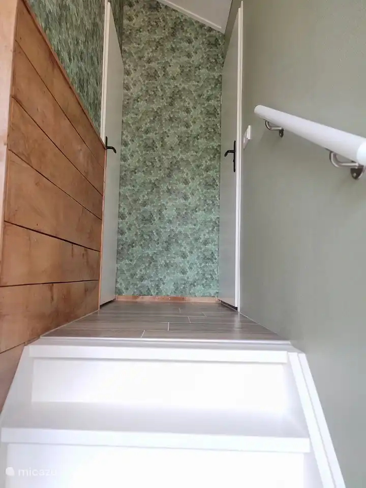 Der Aufstieg nach oben. Links das Hauptschlafzimmer, rechts das Vollbad mit Toilette. Die Waschmaschine ist im Erdgeschoss.