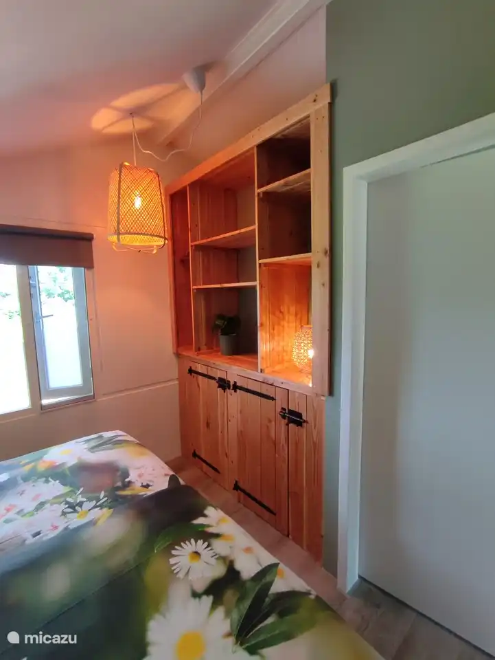 Dieser Schrank enthält eine mobile Klimaanlage. Tür öffnen, umdrehen und einschalten....an schwülen Sommerabenden herrlich kühl einschlafen.