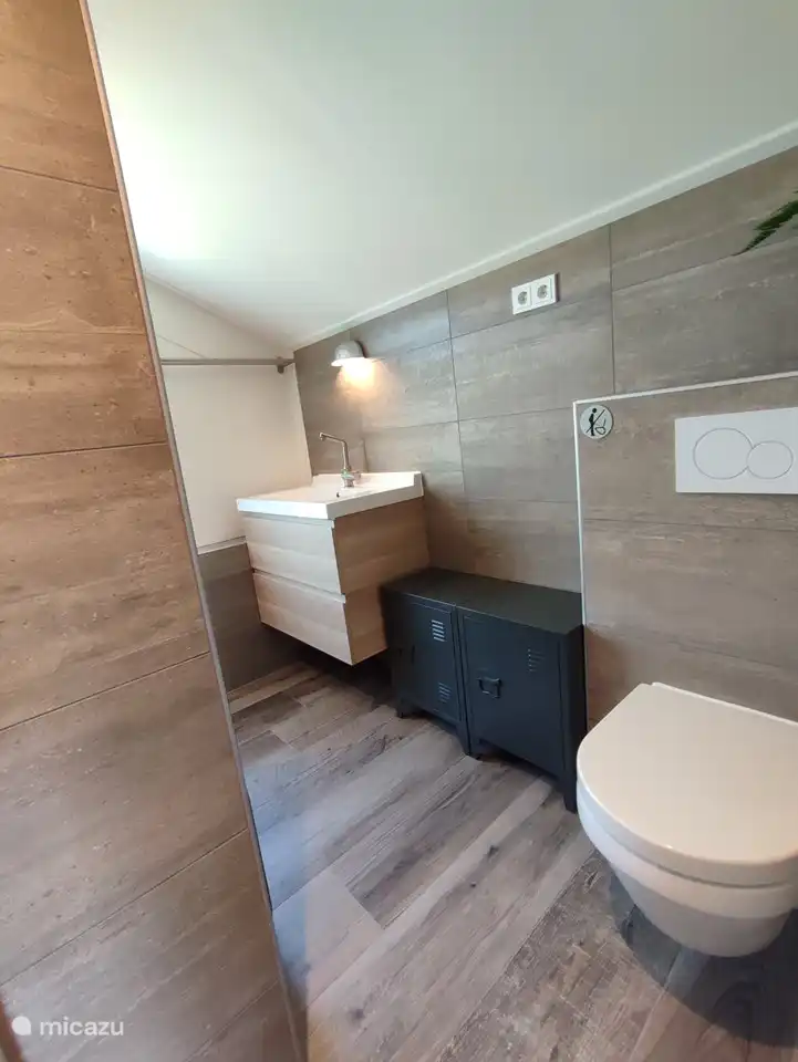 Wir stellen ausreichend frische Handtücher zur Verfügung. Dieses Badezimmer hat auch eine schöne Fußbodenheizung.