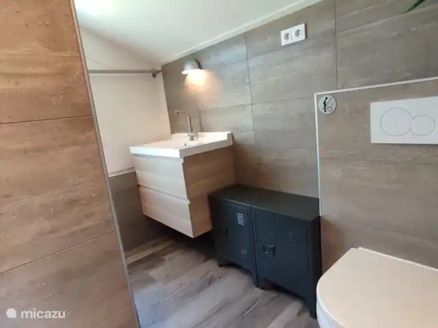 Cottage Achterhoek avec sauna/bain à remous 6 | Pays-Bas, Gueldre, Aalten - maison de vacances Nous fournissons suffisamment de serviettes propres. Cette salle de bain dispose également d'un joli chauffage au sol.