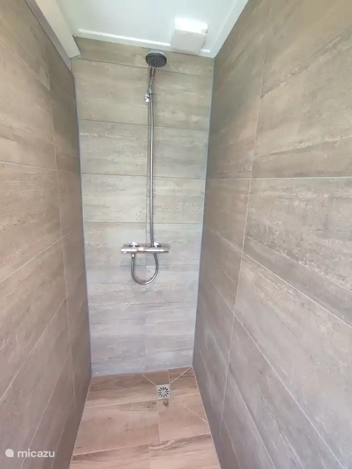 Das ist auch schön ... eine schöne begehbare Dusche. Stylisch und sehr praktisch