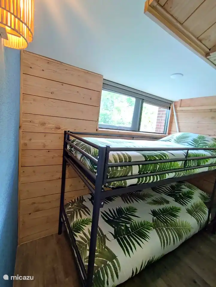 Das kleinere Schlafzimmer im Erdgeschoss hat ein schönes Etagenbett.