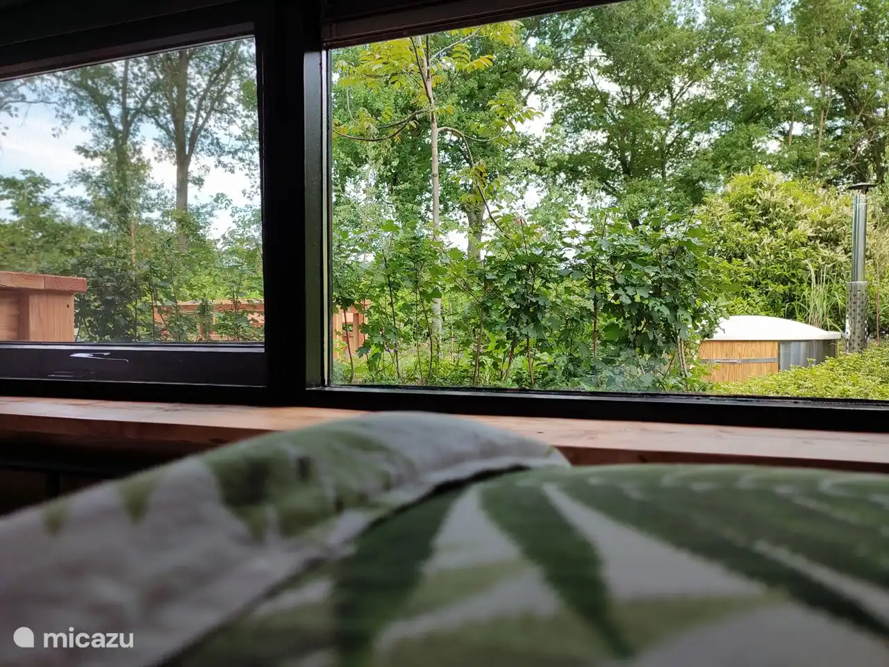 Und so schaut der Schläfer im Obergeschoss hinaus. Schöne Aussicht auf den Garten