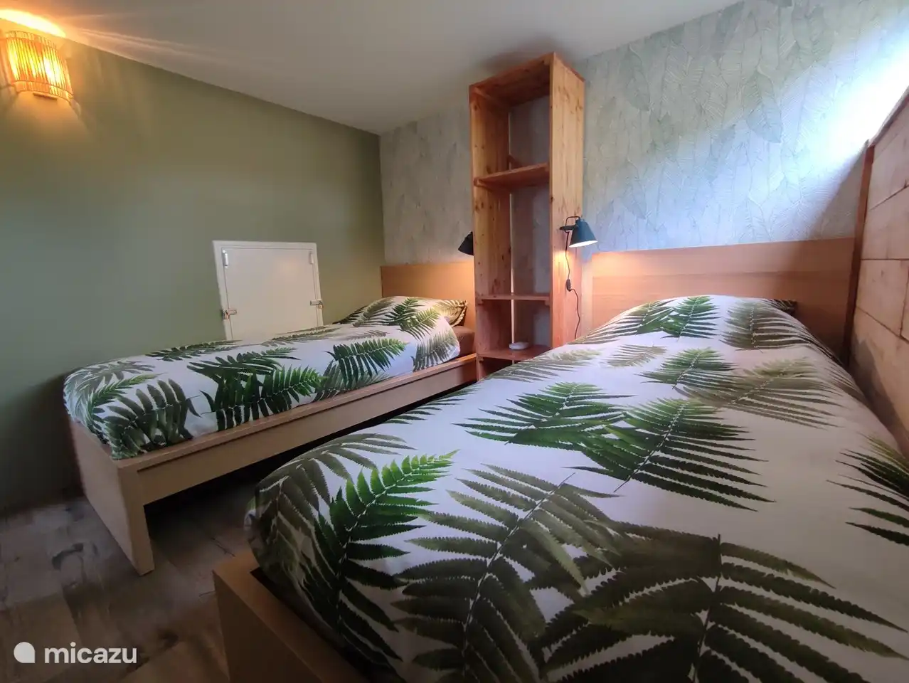 Jedes Bett verfügt über eine Leselampe und eine Ladestation