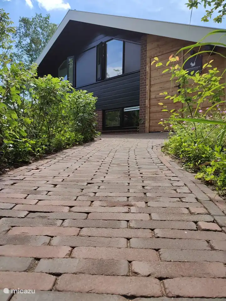 Dies ist der Eingang zum Haus. Sie werden von der überraschenden Gestaltung des Gartens mit verschiedenen Sitzgelegenheiten überrascht sein.