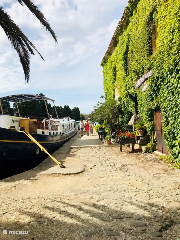 Le Somail avec restaurants et location de bateaux.