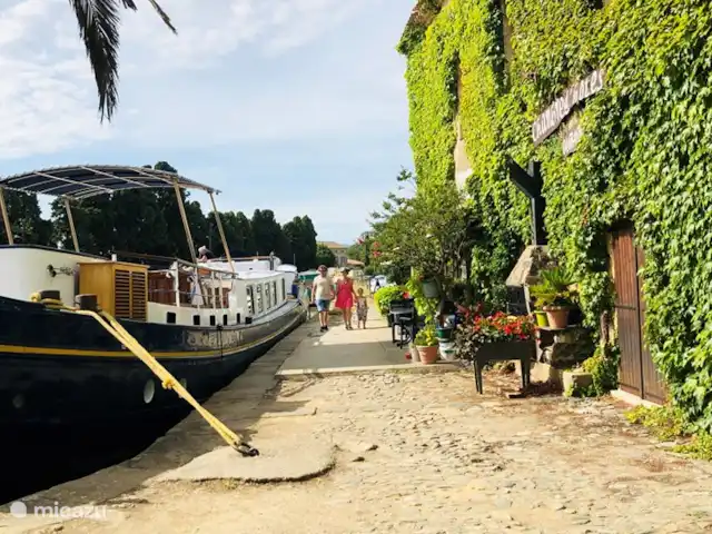 Wandelen, Frankrijk, Aude, Ginestas, appartement Maison du Midi, appartement Montano Le Somail met restaurantjes en botenverhuur.