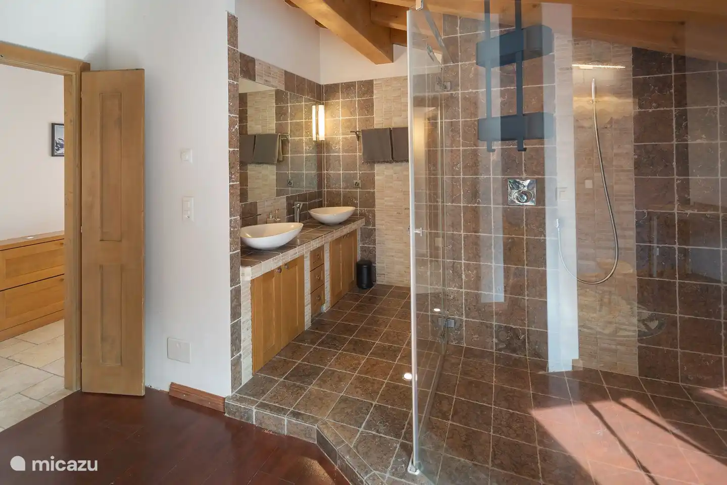 Badezimmer im Hauptschlafzimmer