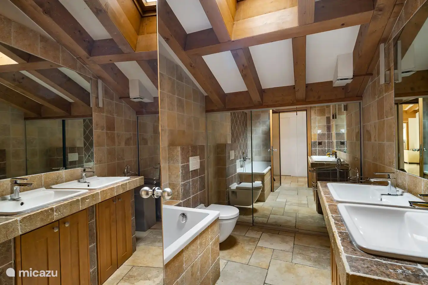 Badezimmer mit Badewanne