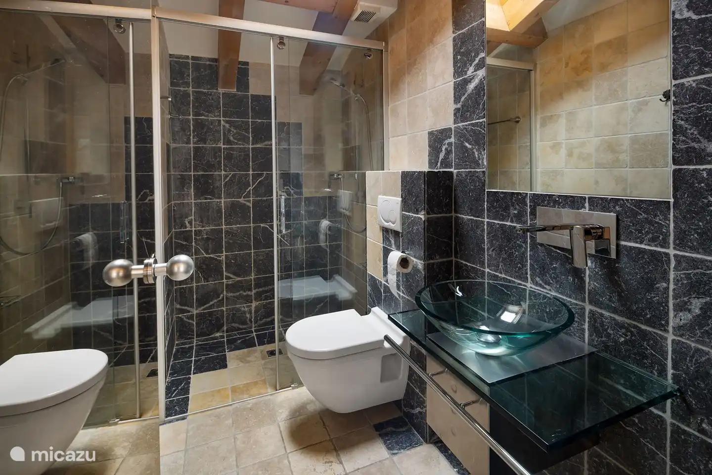 Badezimmer mit Dusche