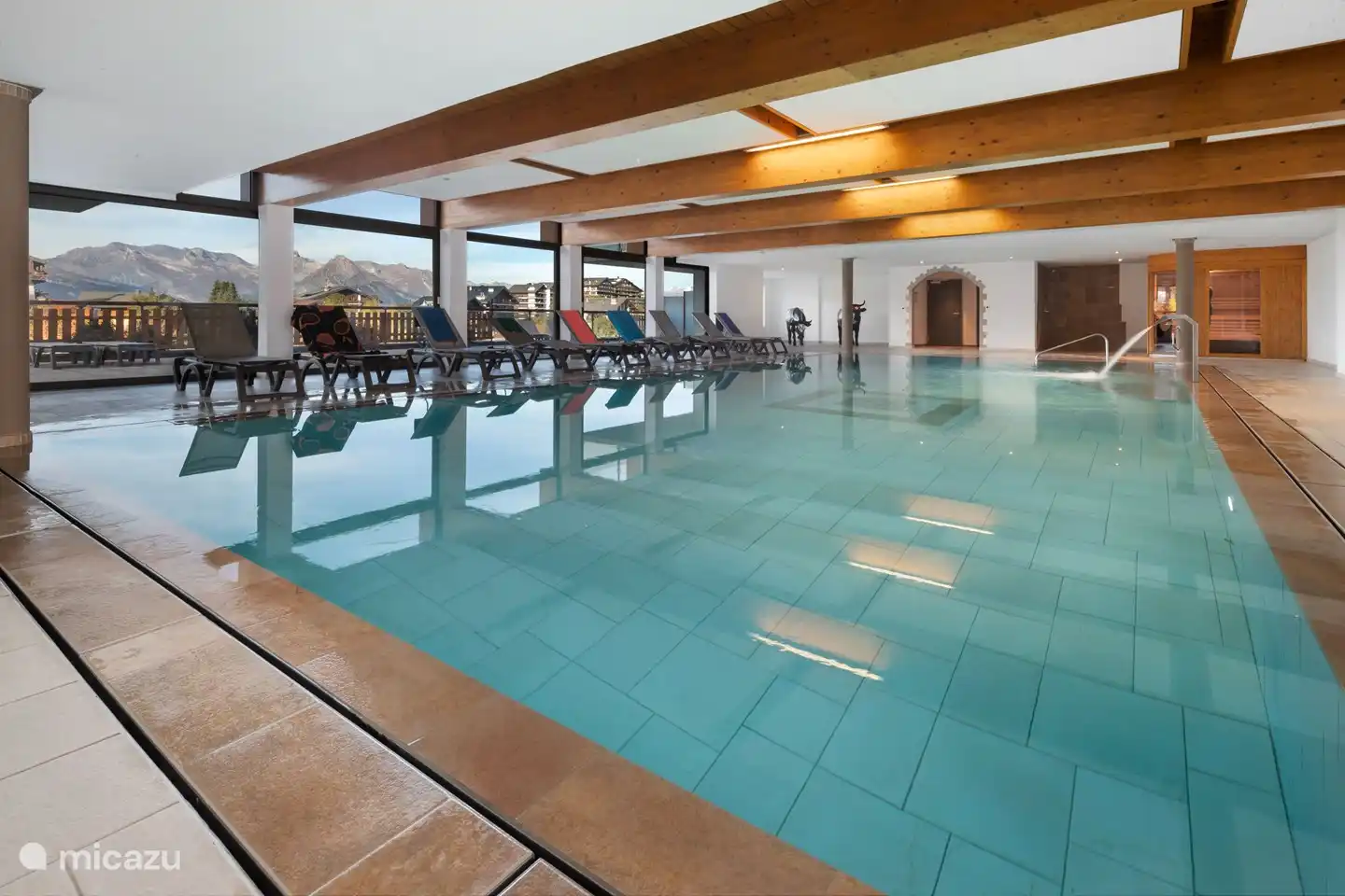 Swimmingpool mit Außenterrasse und Sonnenliegen