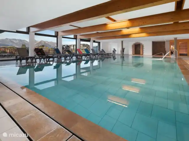 Appartement de luxe à Haute-Nendaz | Suisse, Valais, Haute-Nendaz - appartement Piscine avec terrasse extérieure et transats