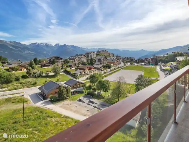 Appartement de luxe à Haute-Nendaz | Suisse, Valais, Haute-Nendaz - appartement Vue sur la place principale et l'aire de jeux