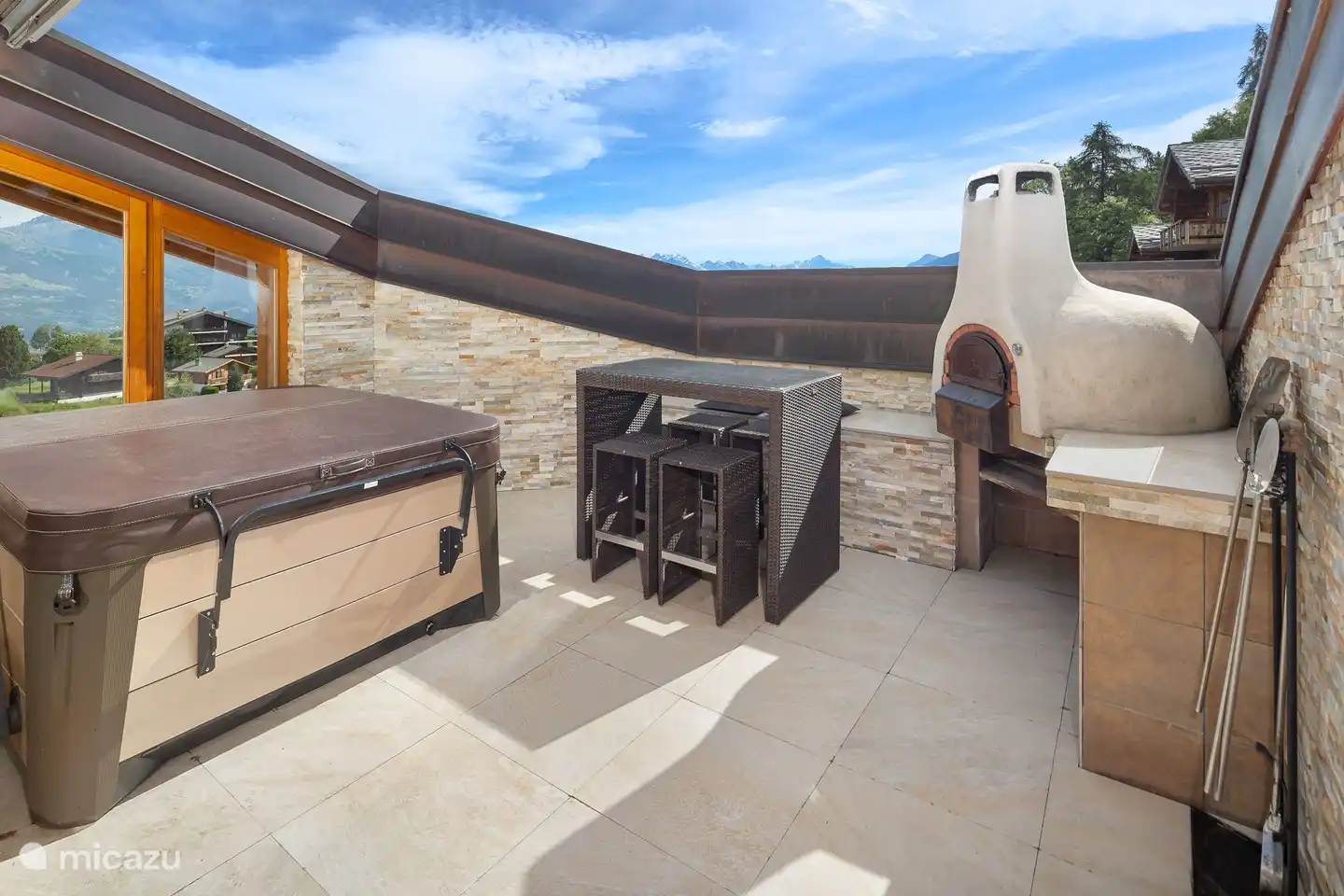 Terrasse mit Whirlpool und Pizzaofen