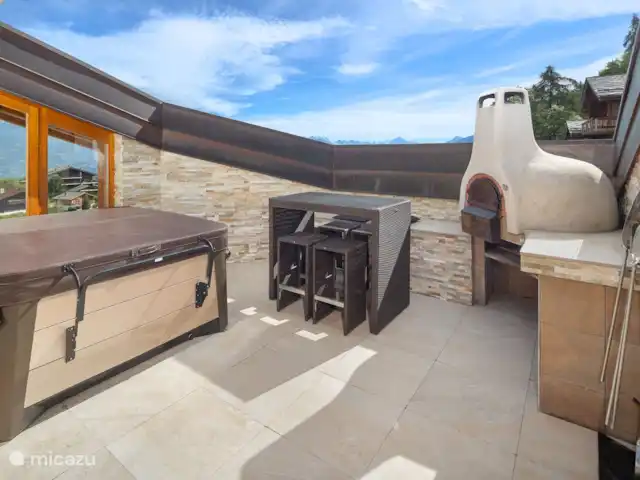 Appartement de luxe à Haute-Nendaz | Suisse, Valais, Haute-Nendaz - appartement Terrasse avec jacuzzi et four à pizza