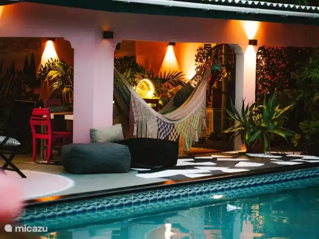 Studio dans un mini-complexe d’art | Curaçao, Banda Abou (ouest), Big Mountain - appartement Notre jardin spectaculaire avec une grande piscine (5 * 14 mètres), des lits de salon, des tabourets de bar de piscine et un bar en libre-service.