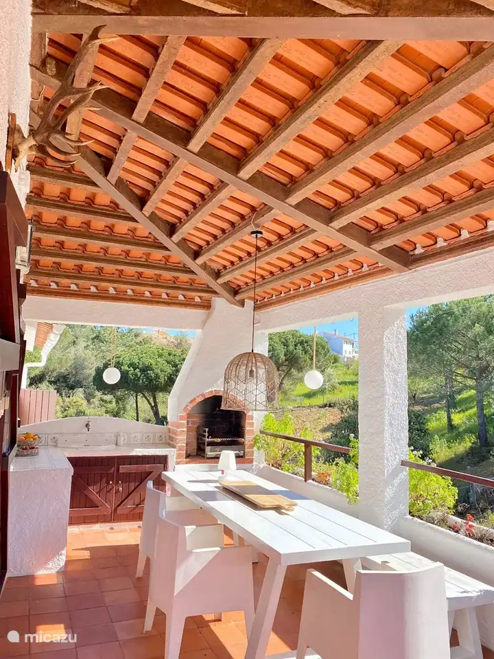 Außenküche mit Grillkamin.