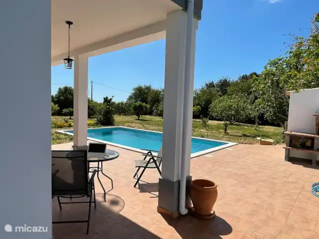 Casa Portuguesa en Portugal, Algarve, Moncarapacho - villa Patio junto a la piscina y barbacoa