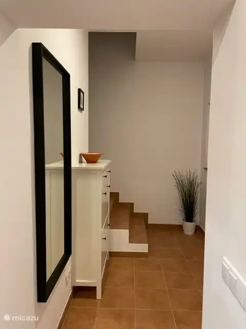 Flureingang mit Garderobe und Spiegel sowie Treppe nach oben