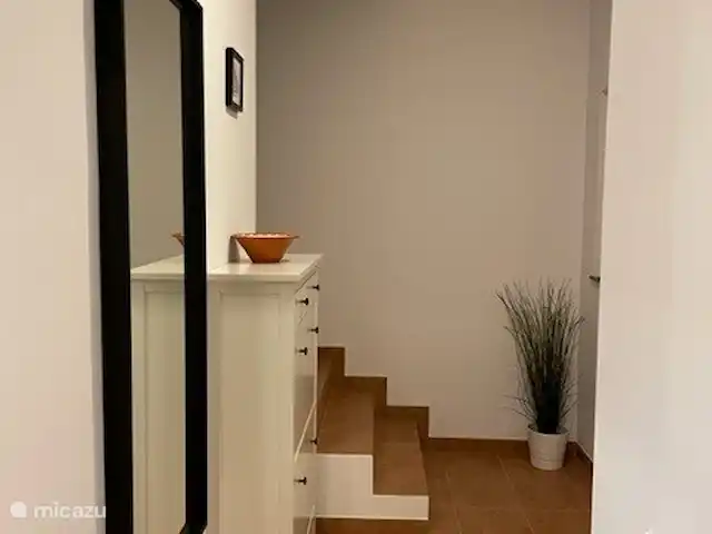 Casa Portuguesa en Portugal, Algarve, Moncarapacho - villa Hall de entrada con perchero y espejo y escaleras a la cima