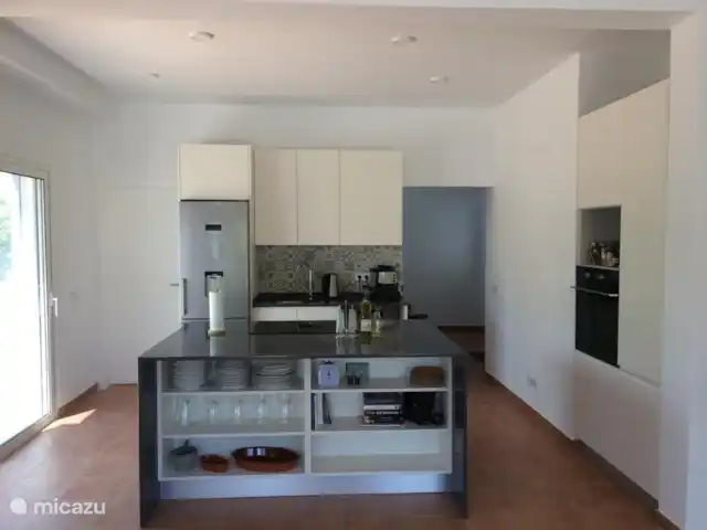 Casa Portuguesa en Portugal, Algarve, Moncarapacho - villa Cocina abierta con lavavajillas, placa de inducción, frigorífico y congelador.