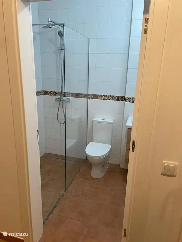 Badezimmer 1 en-suite mit Regendusche, Toilette und Waschbecken