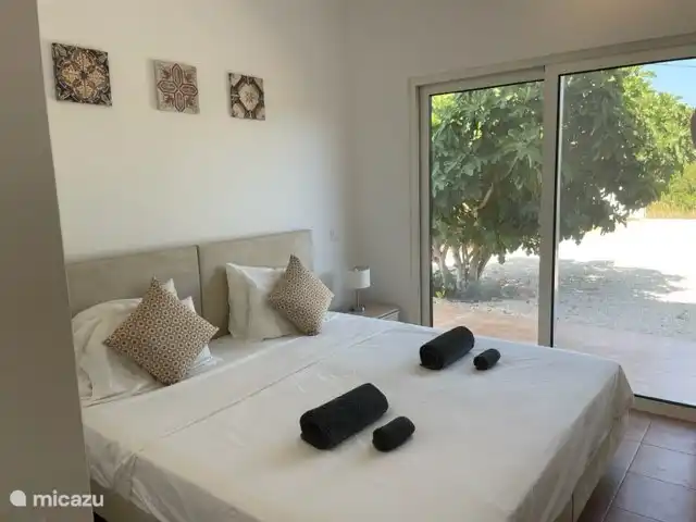 Casa Portuguesa en Portugal, Algarve, Moncarapacho - villa Dormitorio 2 con puerta al jardín.