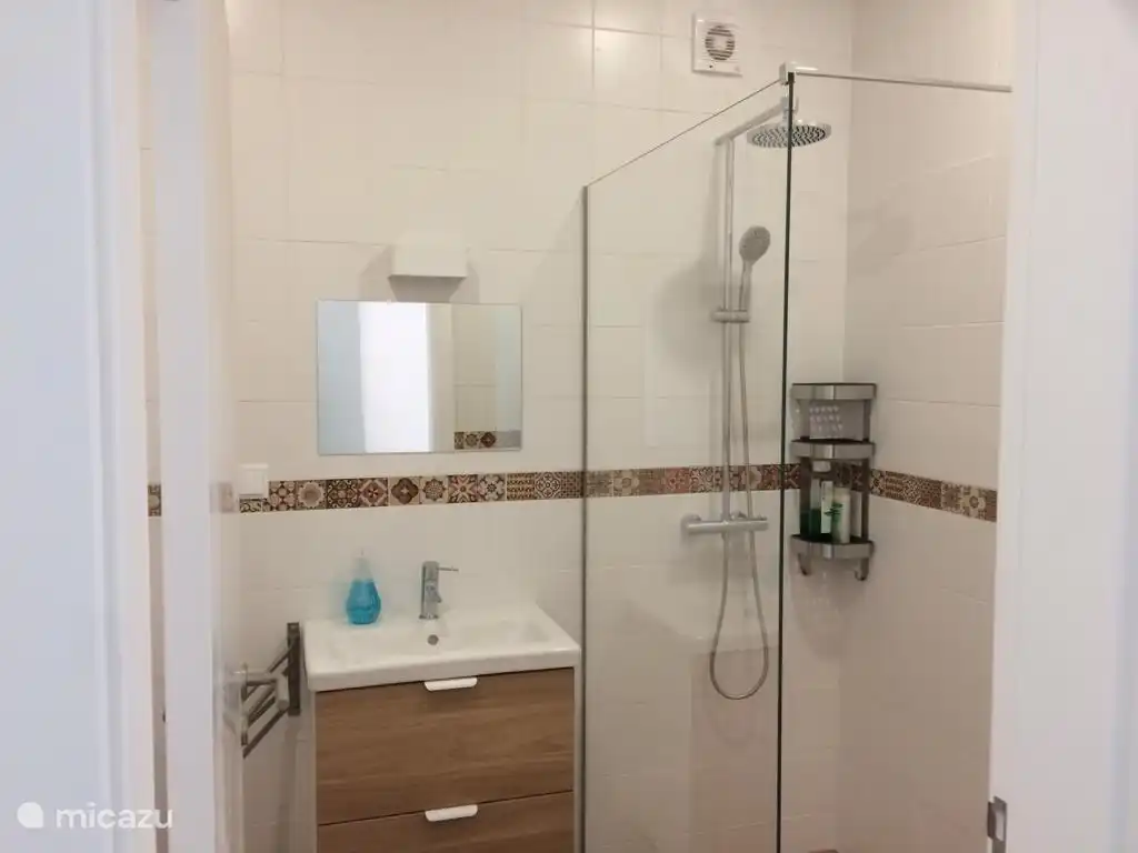 Badezimmer 2 mit Regendusche, WC, Bidet und Waschbecken