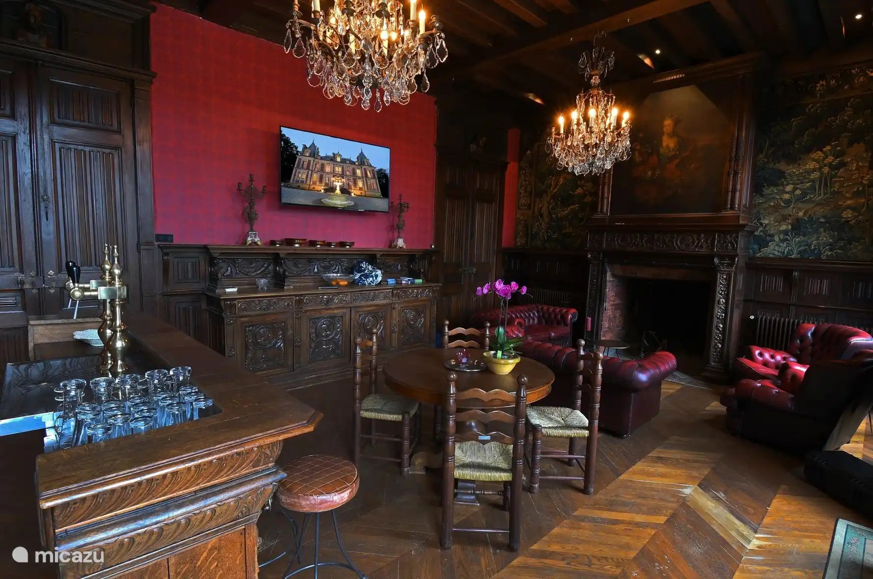 De zithoek in de bar met open haard