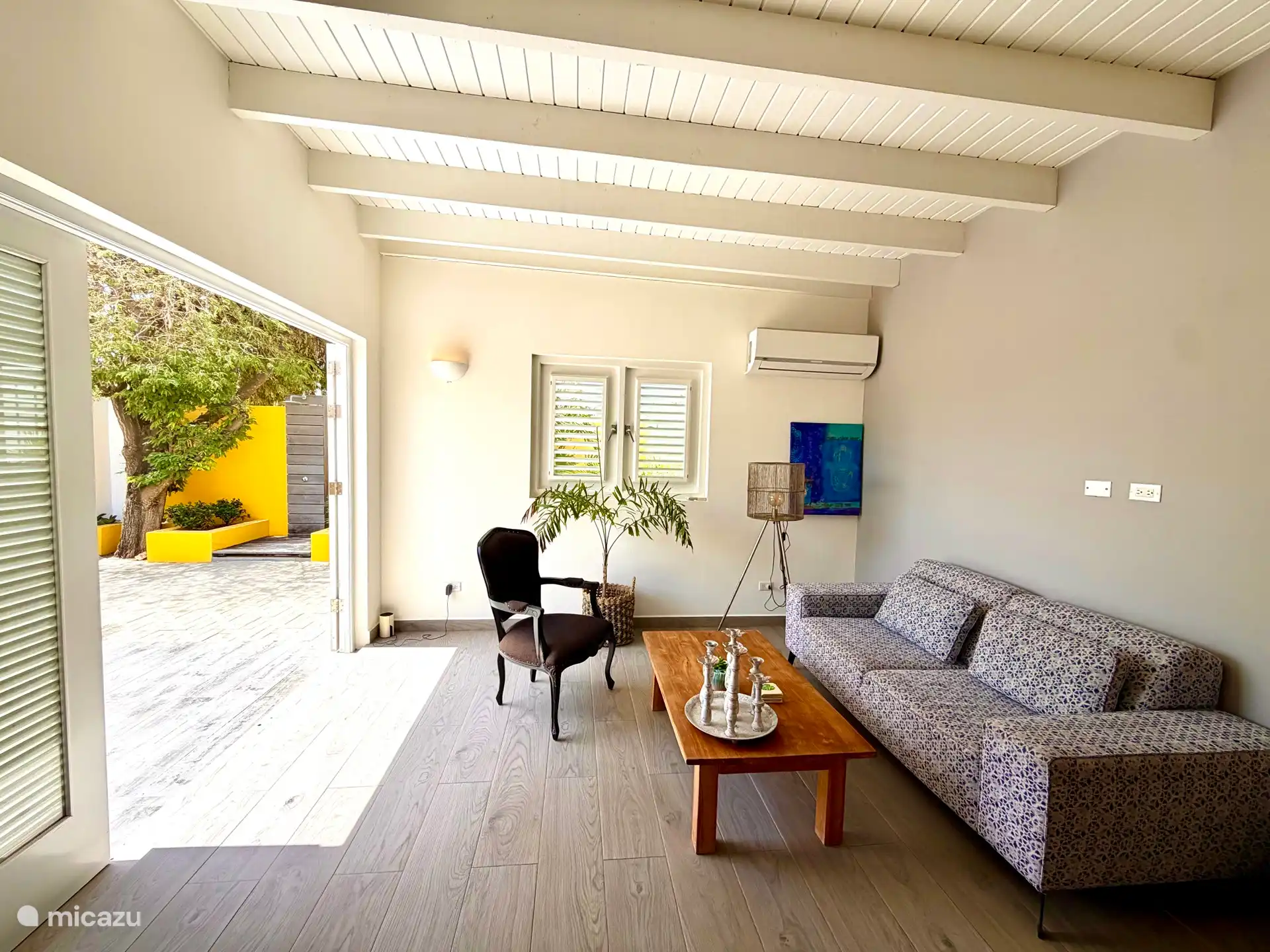 Ruime woonkamer met grote openslaande deuren voor het ultieme “Caribbean lifestyle” gevoel.