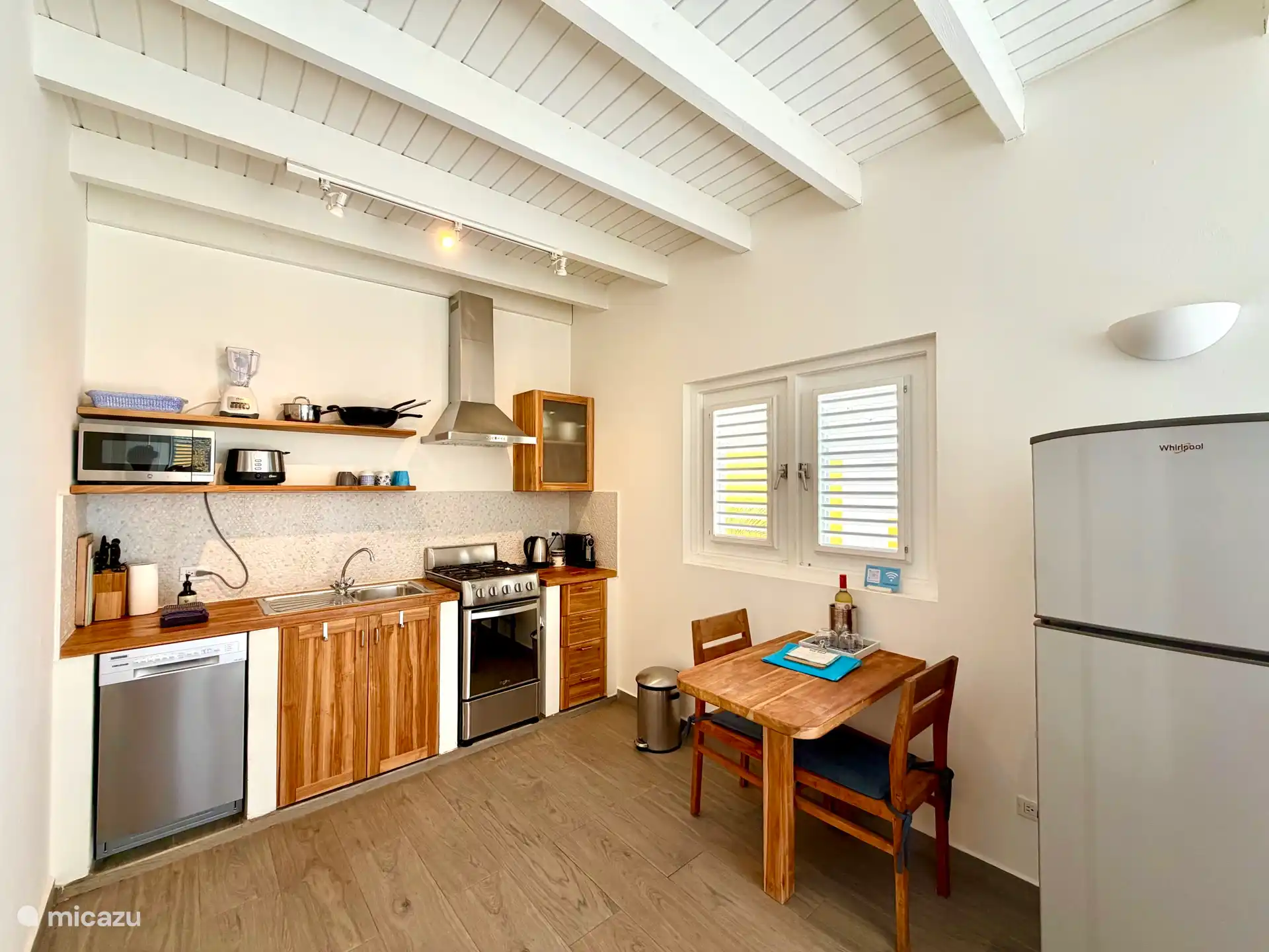 De zeer goed uitgeruste keuken is voorzien van alle gemak, inclusief fornuis, oven, magnertron, afwasmachine, pannenset, nespresso machine, toaster, blender en gezellig eethoekje. 