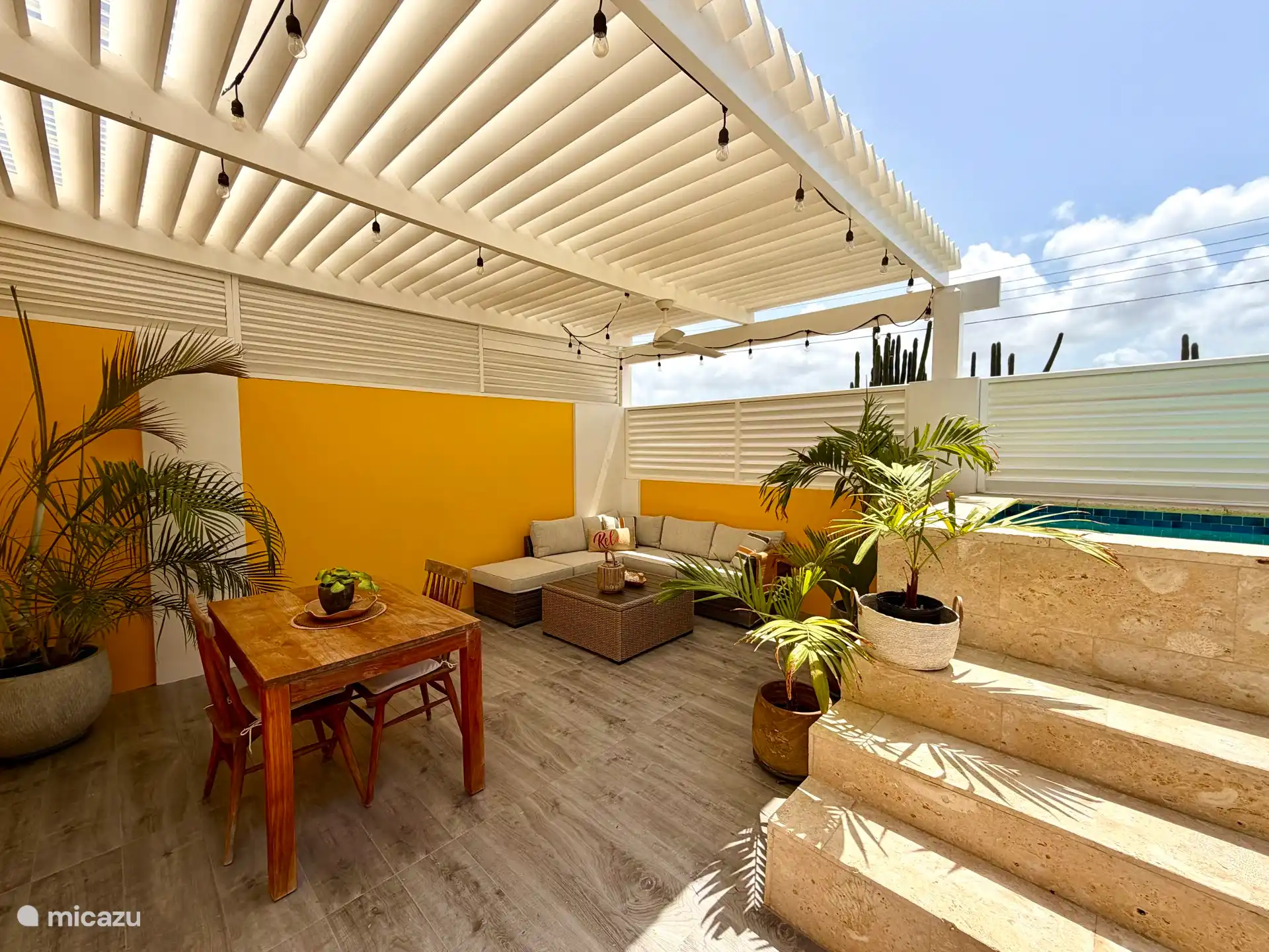 Ruime en gezellige loungehoek en eettafel met pergola en plafond fan. Volledige privacy, veel schaduw en de perfecte plek om lekker te relaxen. 