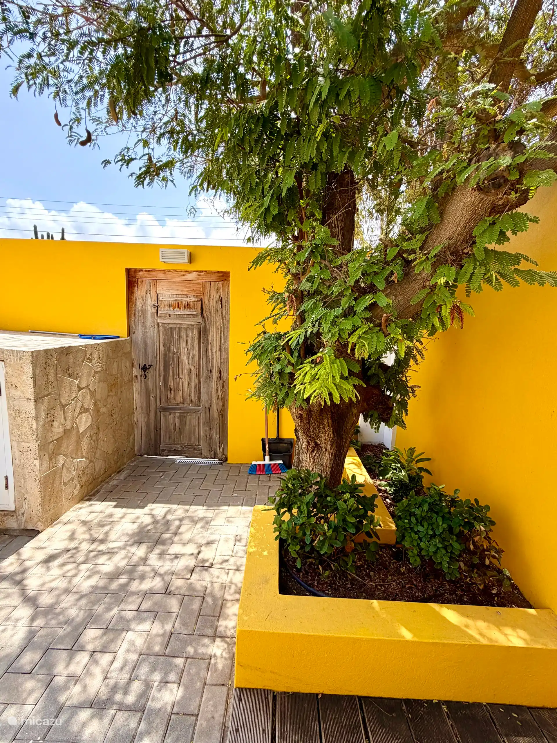 De casita heeft een eigen ingang en parkeerplaats. Er is 100% volledige privacy in een rustige en veilige woonwijk op 10 minuten afstand van Palm Beach, stranden, restaurants en supermarkt.