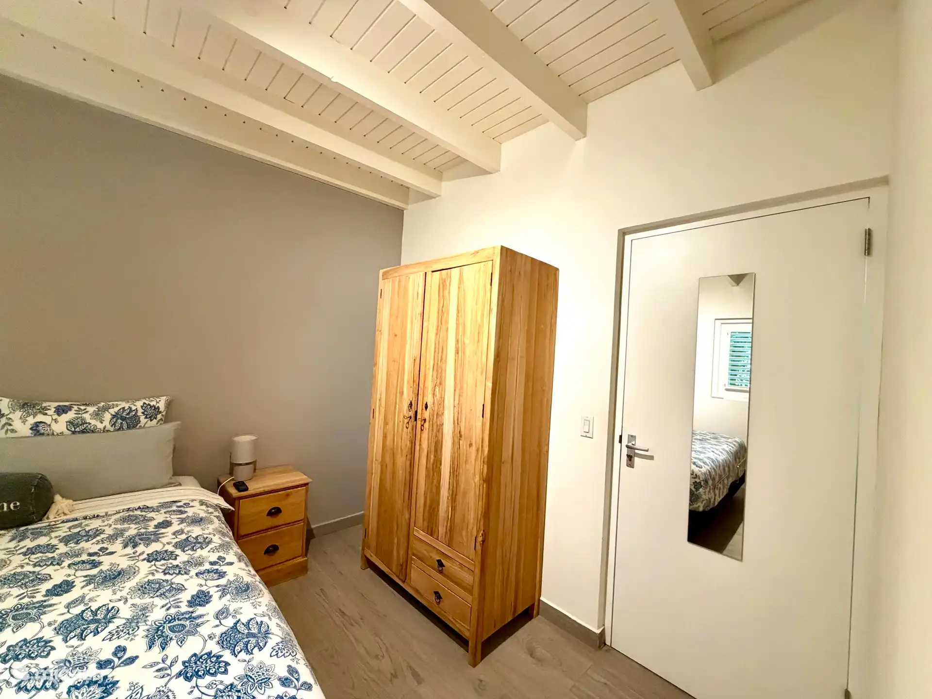 De slaapkamer heeft een ruime kledingkast en naast elke zijde van het bed staan nachtkastjes. Het bed kan naar wens ook opgemaakt worden met 2 single dekbedden.