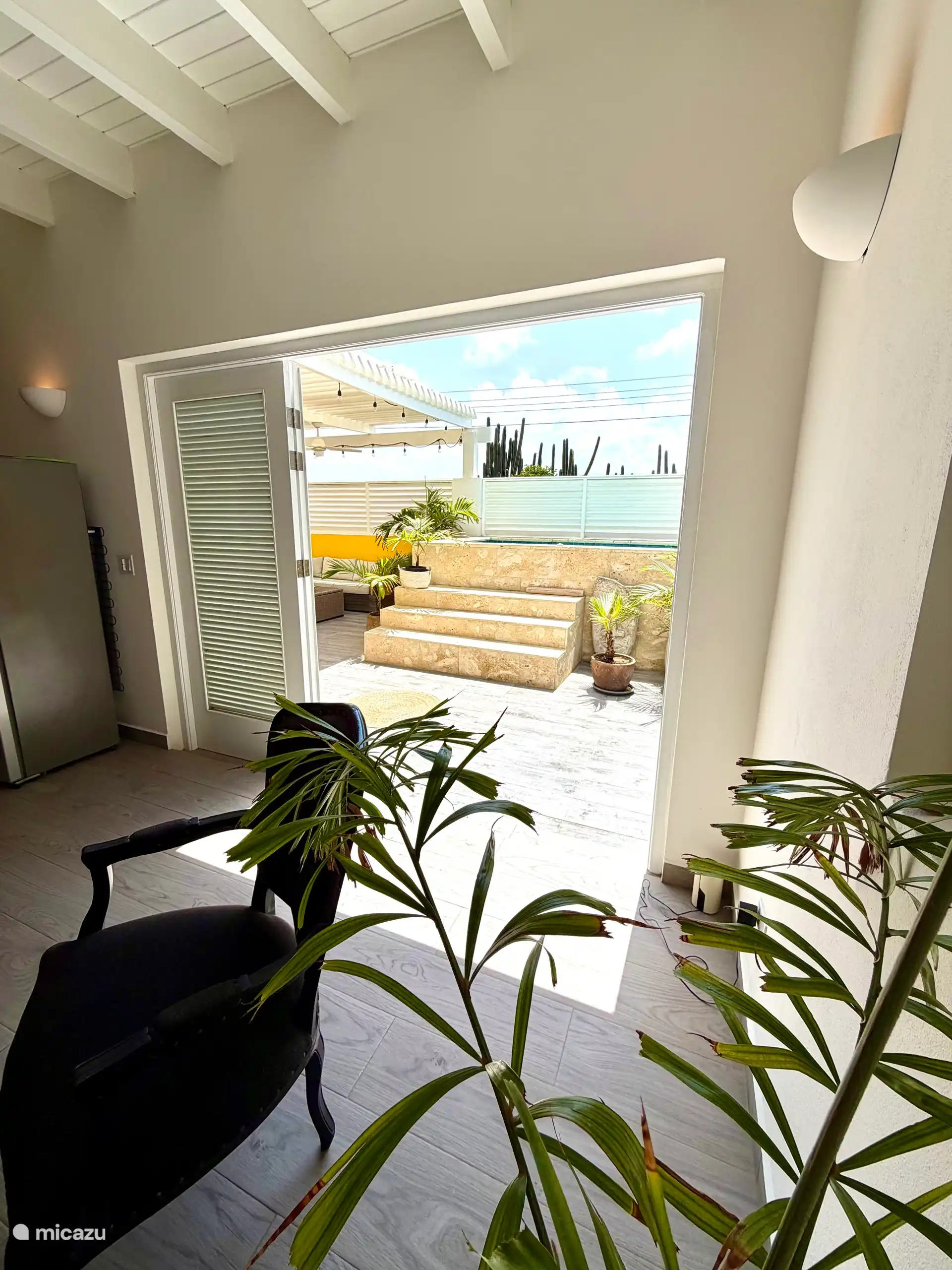 Binnen en buiten worden elegant met elkaar verbonden door de grote openslaande deuren