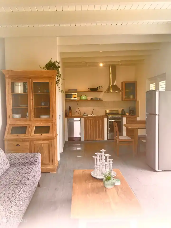 Cocina muy bien equipada con lavavajillas, estufa + horno, microondas y tostadora. Hay mucha vajilla y cubertería, juego de cuchillos, herramientas para barbacoa y varias sartenes.