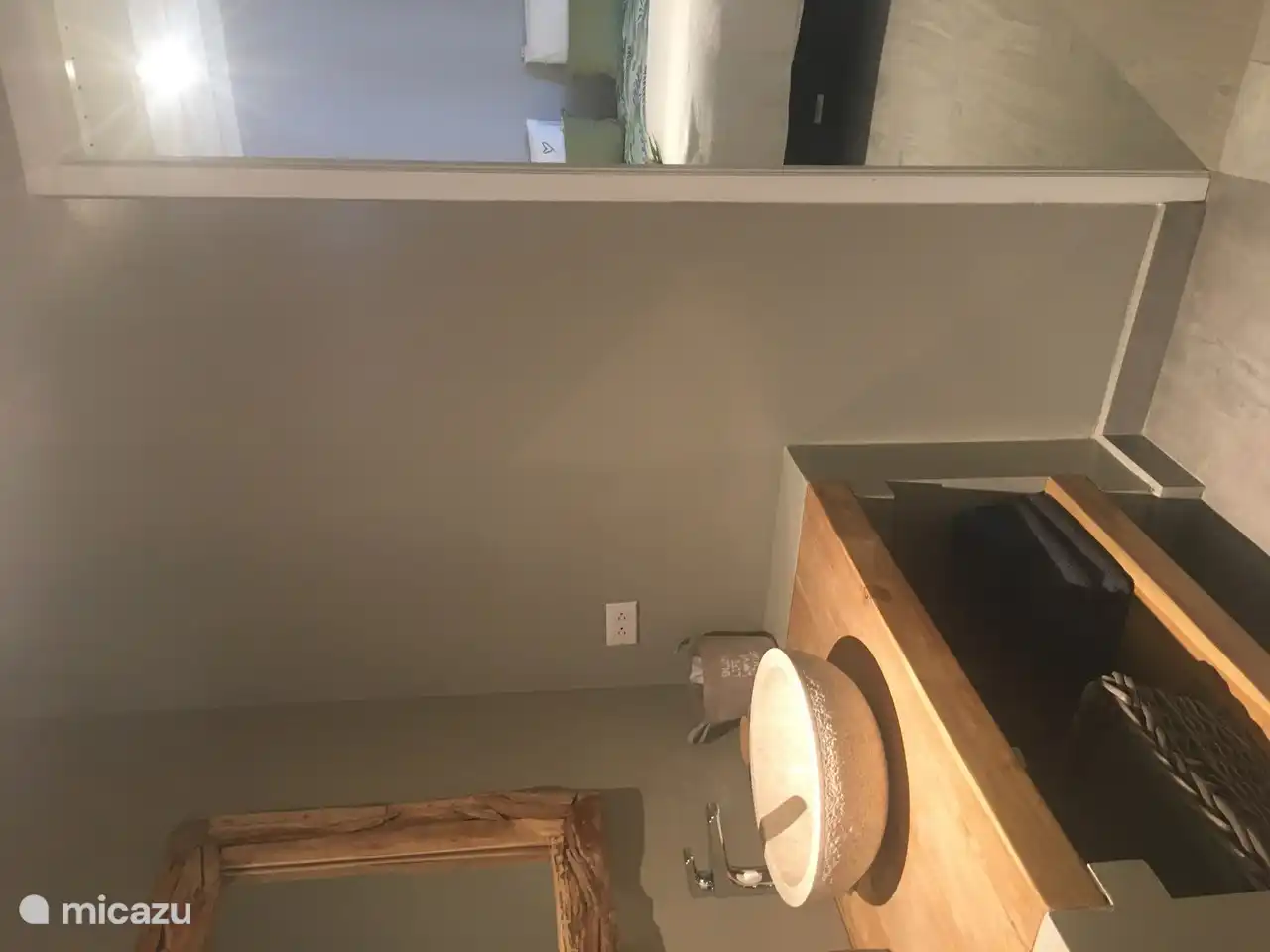 Baño con ducha, inodoro y lavabo decorados con buen gusto