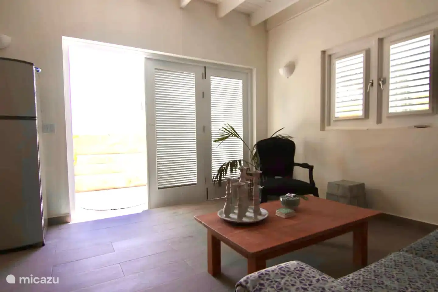 Sala de estar con zona de estar acogedora y puerta de patio a la terraza