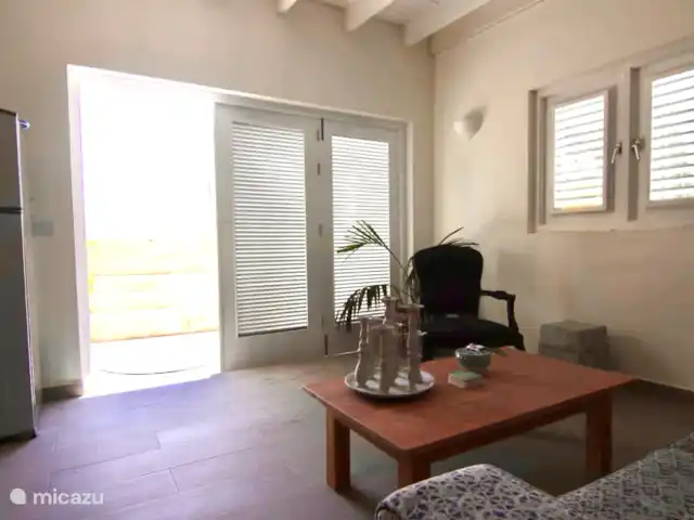 Location de Vacances Aruba, Nord, Nord, maison de vacances - Casita de luxe avec piscine privée Séjour avec coin salon cosy et porte patio donnant sur la terrasse