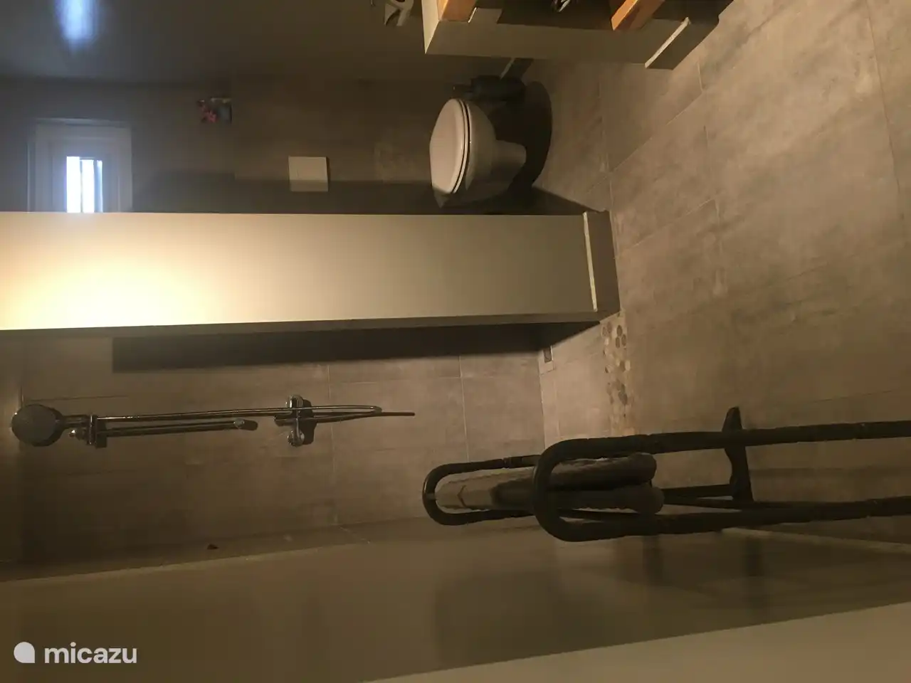 Amplia cabina de ducha con gel de ducha y jabón de manos Aruba Aloe Vera de cortesía