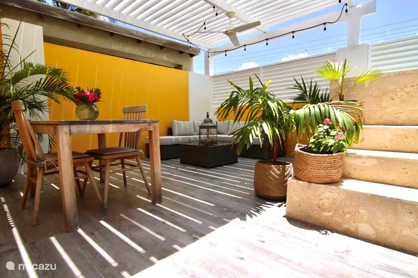 Amplia sala de estar con pérgola y ventilador de techo. Privacidad total, el lugar perfecto para relajarse.