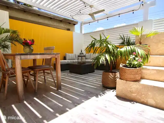 Location de Vacances Aruba, Nord, Nord, maison de vacances - Casita de luxe avec piscine privée Salon spacieux avec pergola et ventilateur de plafond. Intimité totale, l'endroit idéal pour se détendre.