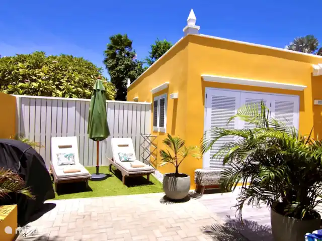 Location de Vacances Aruba, Nord, Nord, maison de vacances - Casita de luxe avec piscine privée Deux transats réglables avec parasol dans un coin séparé sur la terrasse, totalement privatifs.