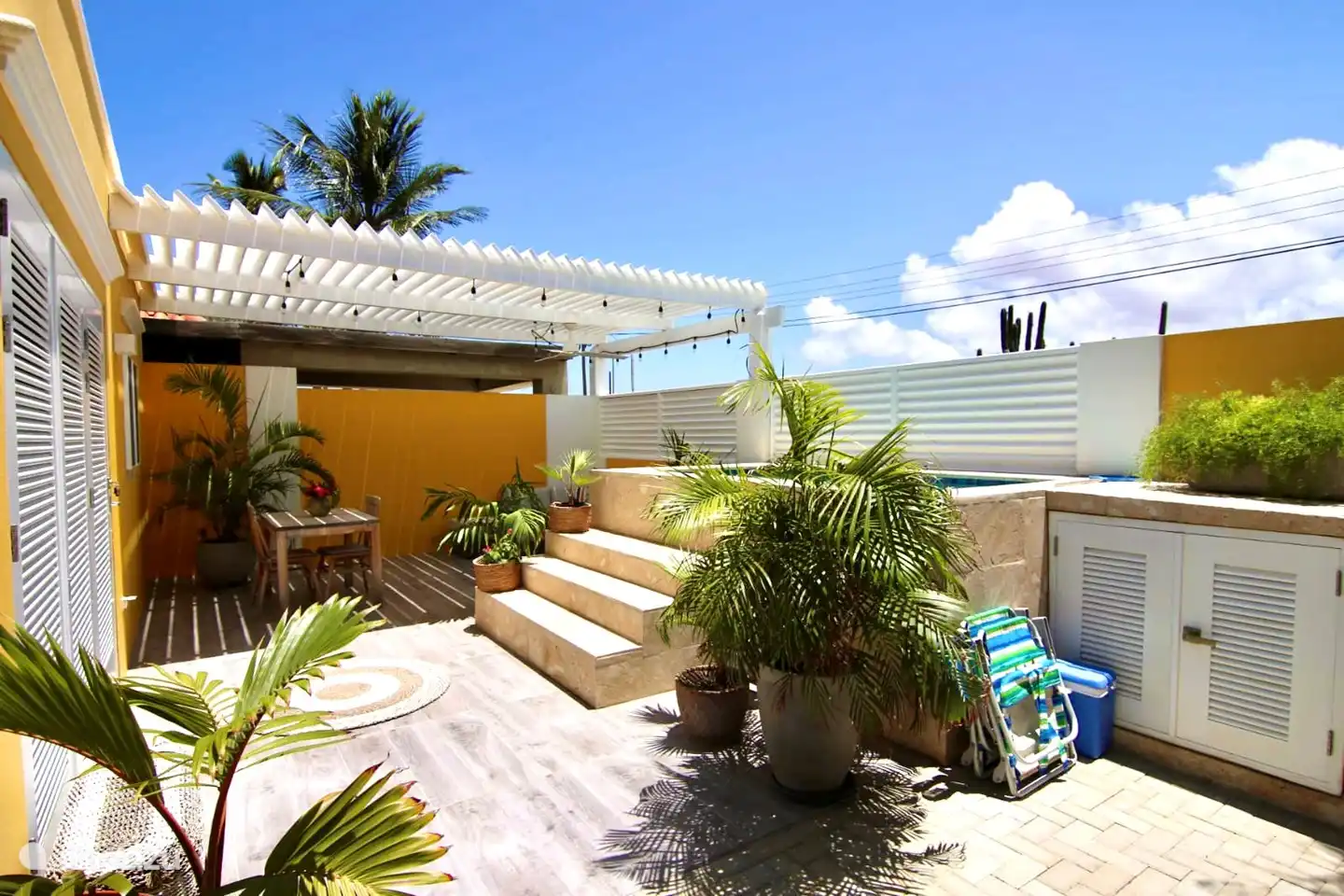 Amplia terraza, decorada con plantas y palmeras. También uso gratuito de dos sillas de playa y nevera portátil.