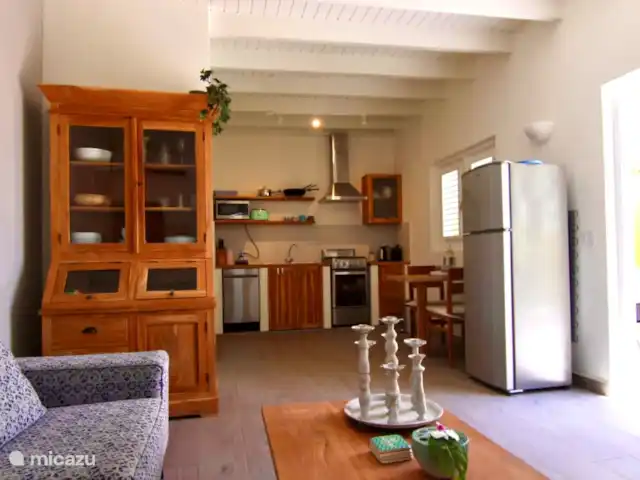 Location de Vacances Aruba, Nord, Nord, maison de vacances - Casita de luxe avec piscine privée Séjour spacieux et confortable avec cuisine ouverte. La cuisine a une table à manger et un réfrigérateur avec congélateur.