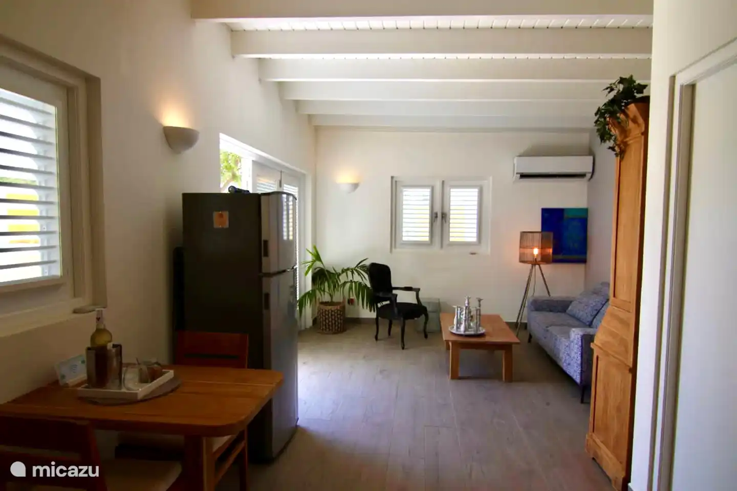 Amplio y luminoso salón con sofá de dos plazas + cómodo sillón; y puertas de patio a la terraza.