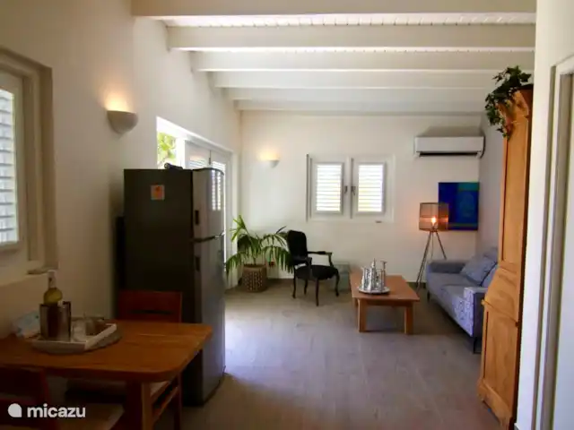 Location de Vacances Aruba, Nord, Nord, maison de vacances - Casita de luxe avec piscine privée Salon spacieux et lumineux avec canapé deux places + fauteuil confortable; et portes-fenêtres donnant sur la terrasse.